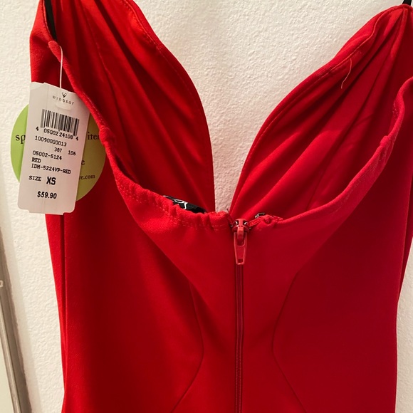 Windsor NWT Sweatheart Gown with Slit in Red - Picture 4 of 8